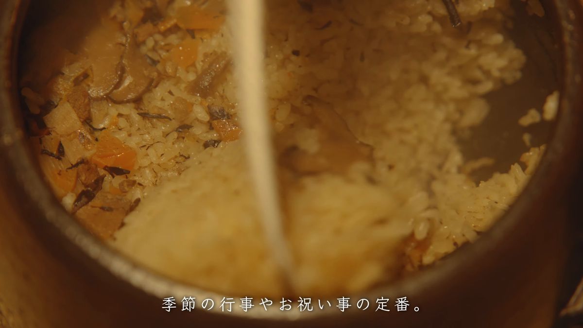 Loosening the jushi from the bottom of the pot
