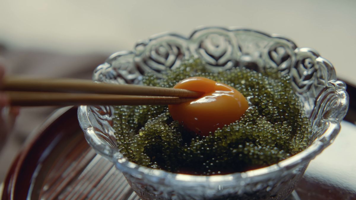 箸で卵黄を崩す
