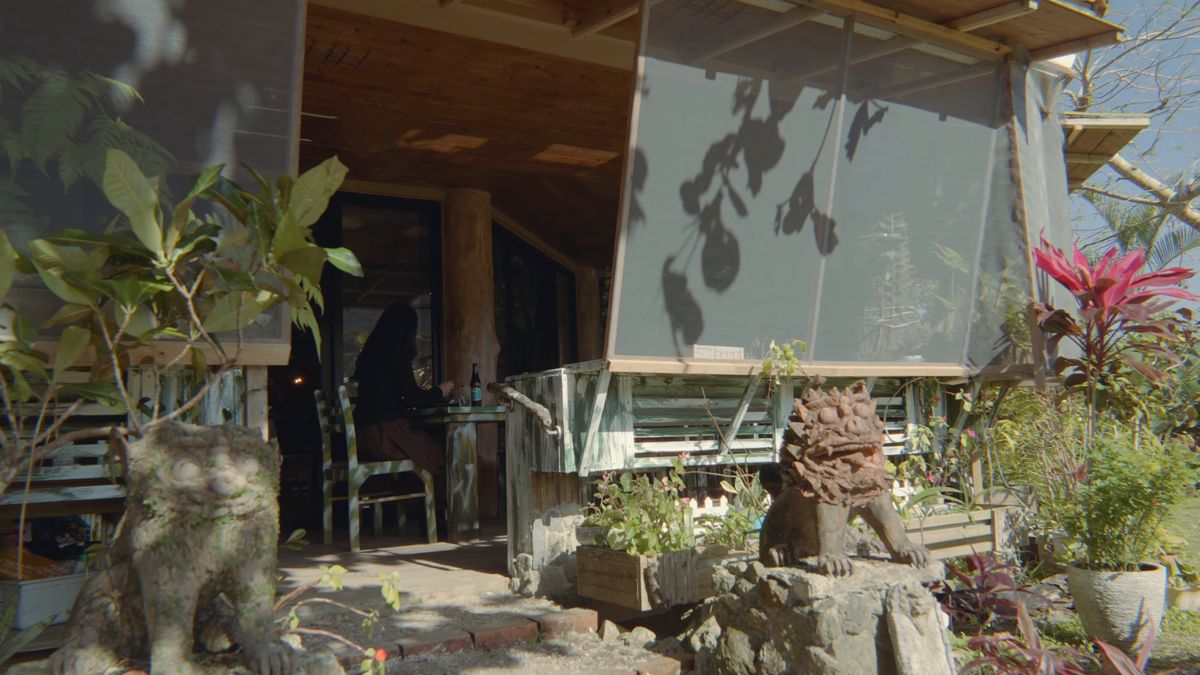 シーサーの置物が並ぶ店のテラス席