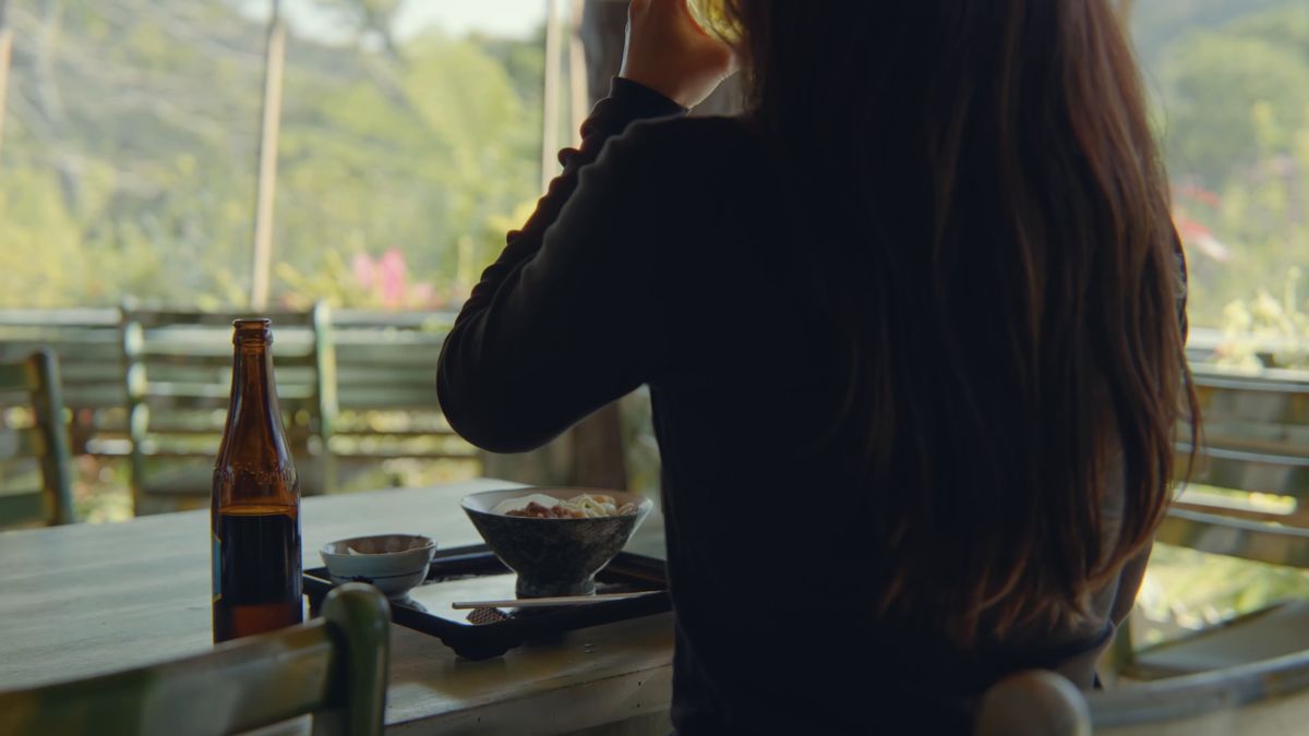 テラス席でそばを食べる後ろ姿
