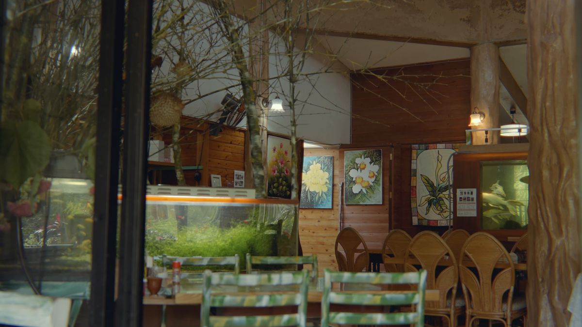 水槽と花の絵のある店内と籐の椅子