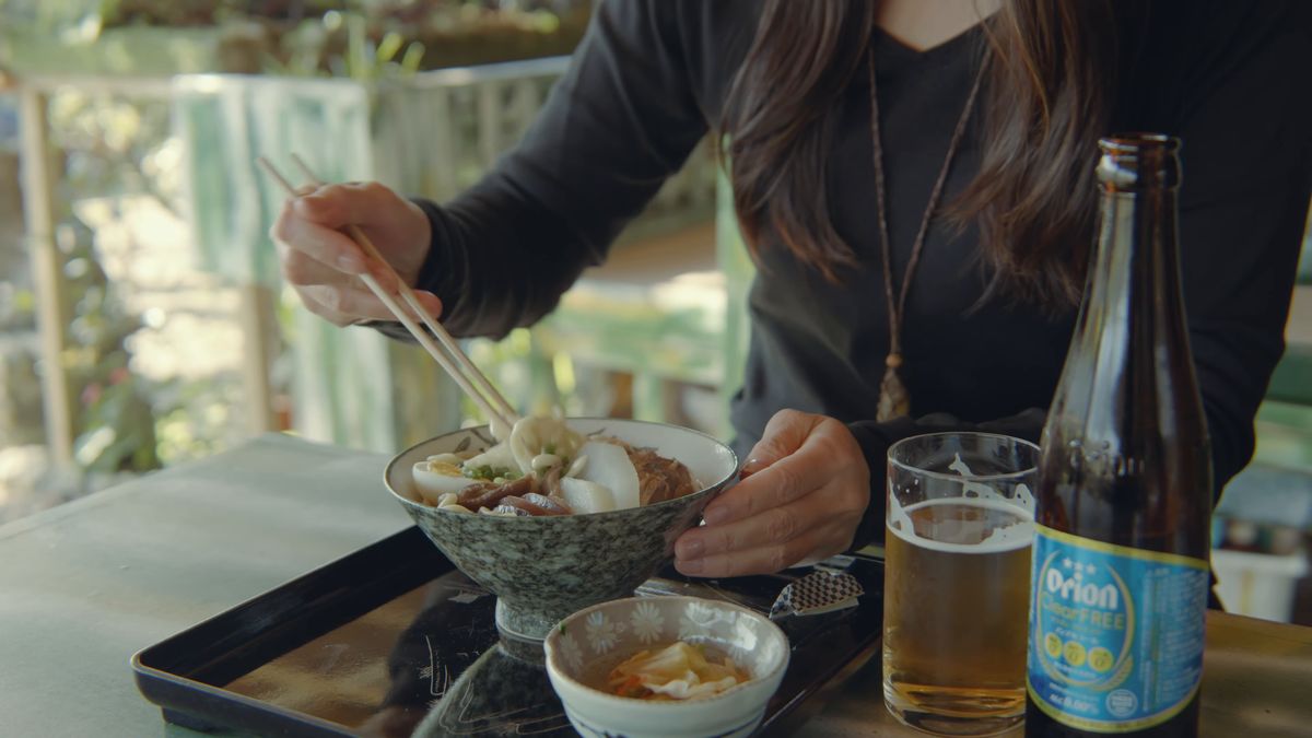 盆にのった沖縄そばとノンアルコールビールの瓶