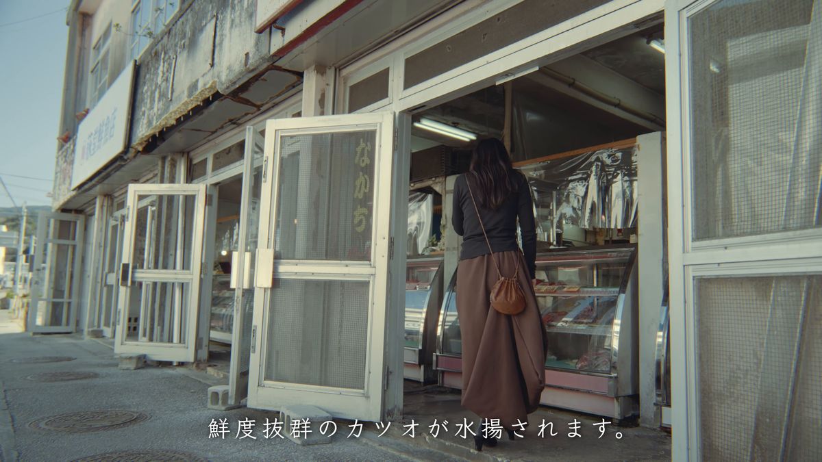 鮮魚店の店先に入る後ろ姿