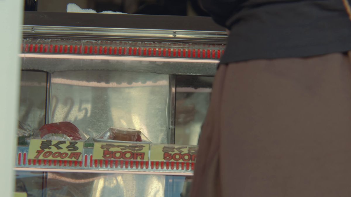 まぐろとかつおの柵が並ぶショーケースと値札