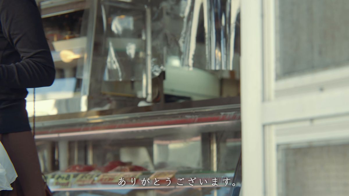 ショーケース越しに見る鮮魚店の店先
