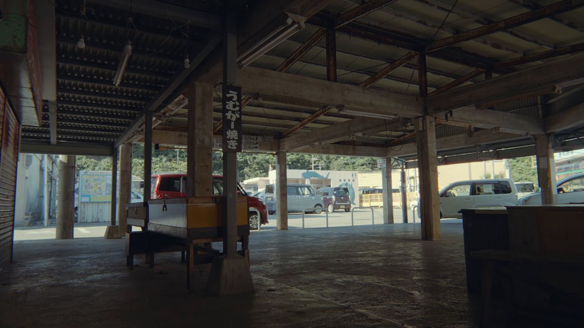 柱の並ぶアーケードと駐車場