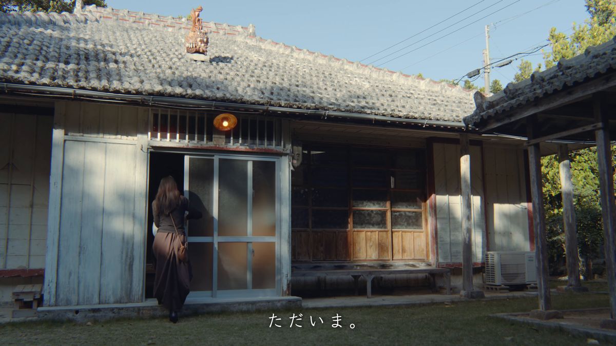 縁側のガラス戸を開ける