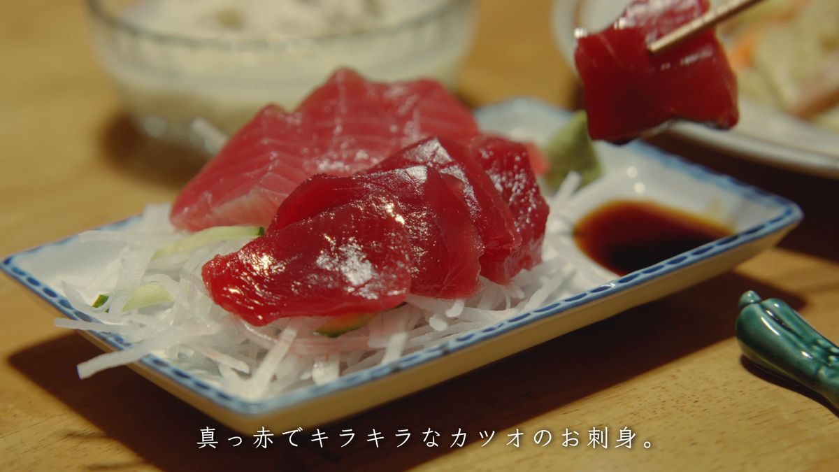 大根のつまにのせた真っ赤なカツオの刺身