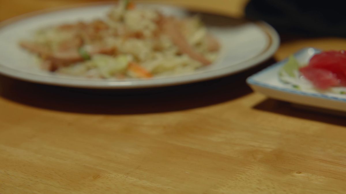 食卓に並んだ焼きそばと刺身の皿