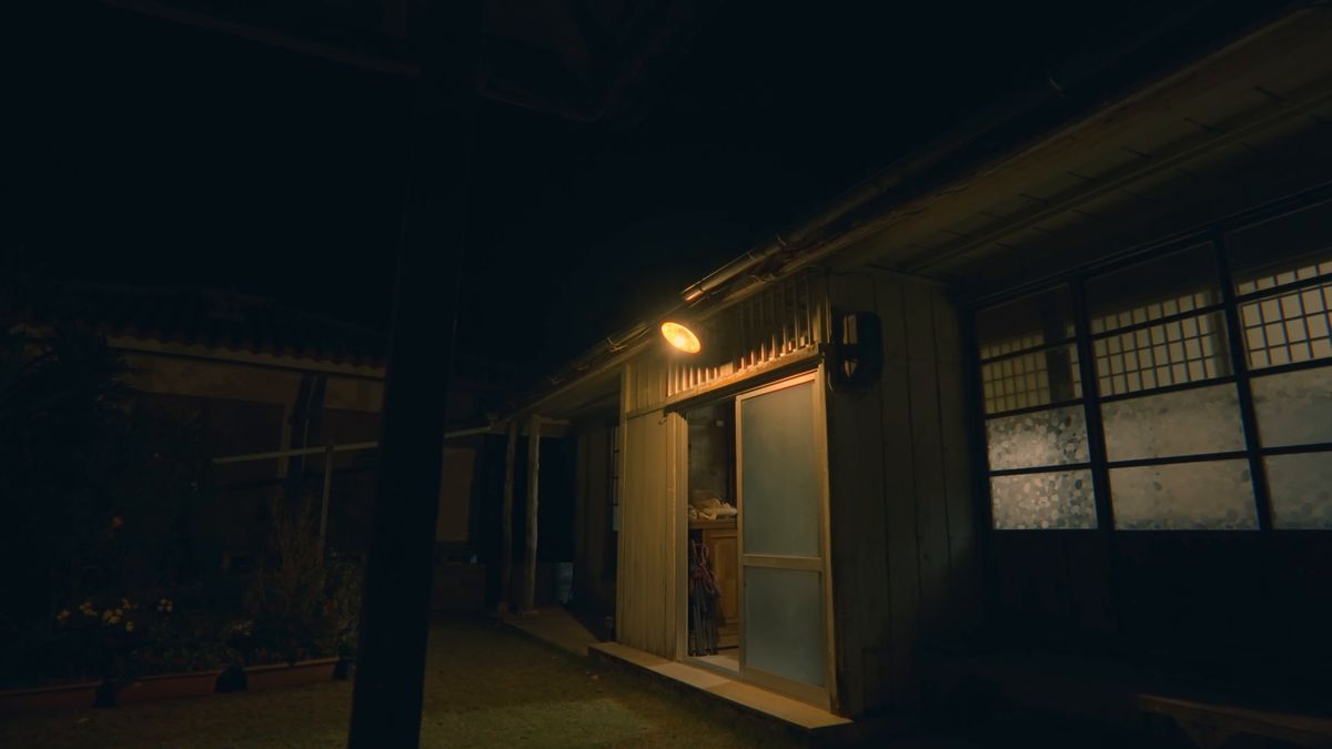 明かりがひとつ灯る夜の縁側