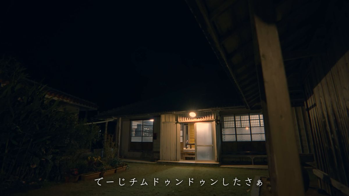 夜の庭から見た明かりの灯る古民家