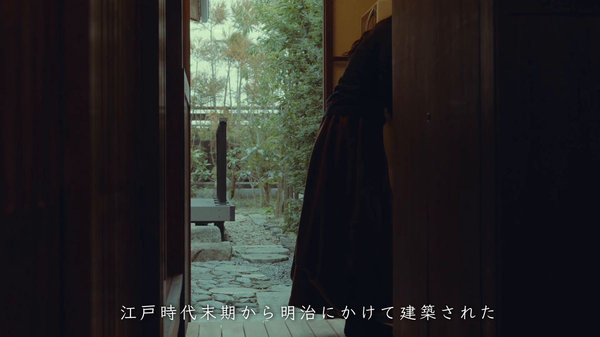 廊下の先に見える石を敷いた小さな庭