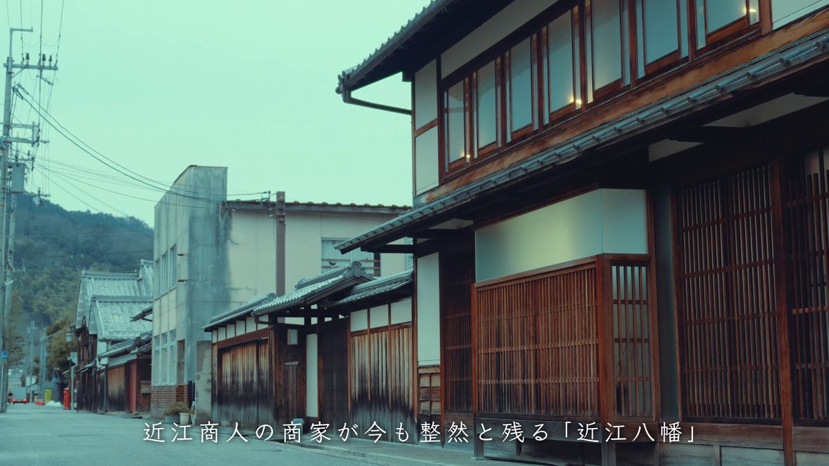 格子窓の商家が並ぶ通り