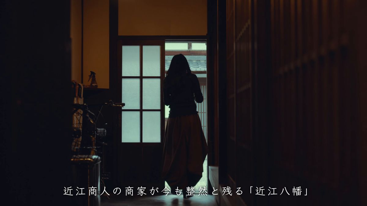 玄関の引き戸の前に立つ後ろ姿