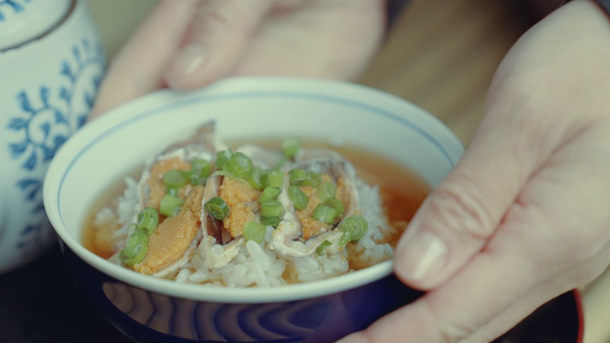 両手で持った鮒ずしのお茶漬けの器