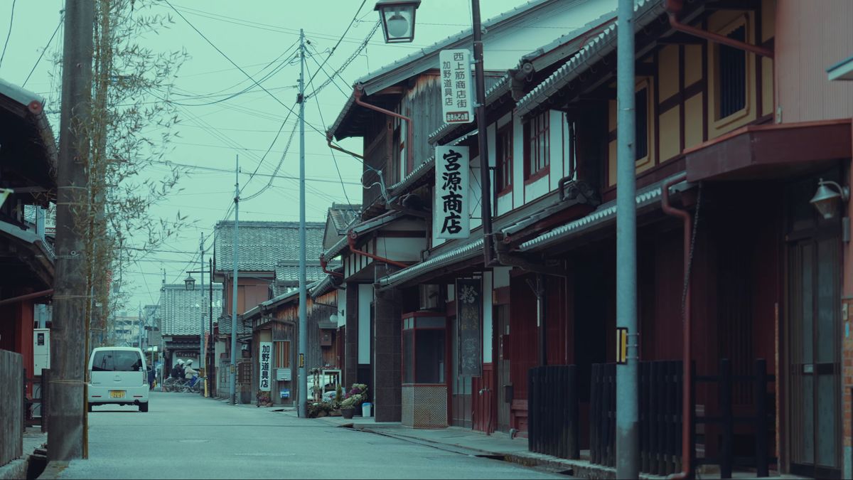 商店の看板が並ぶ町家の通り
