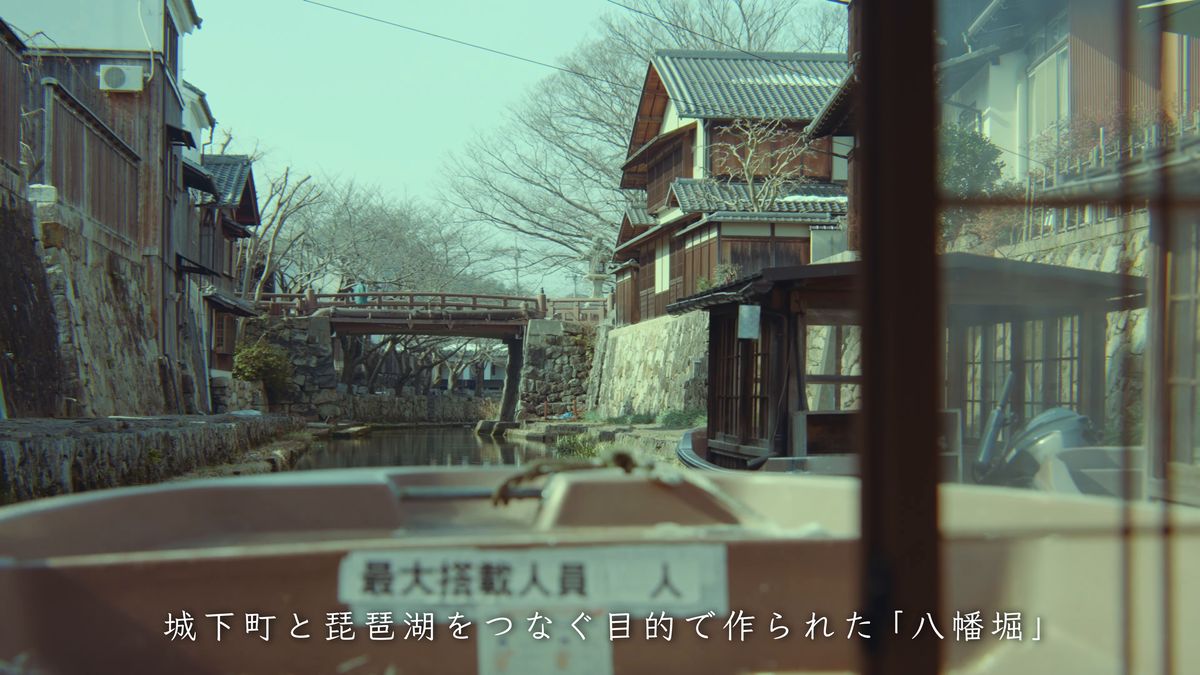 舟の舳先から見た堀と木の橋
