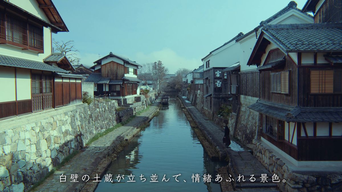 白壁の土蔵が立ち並ぶ堀