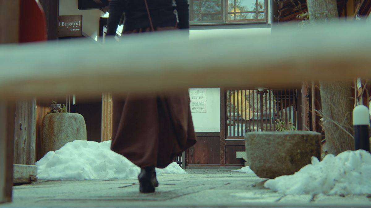 雪の残る石畳を歩く足元