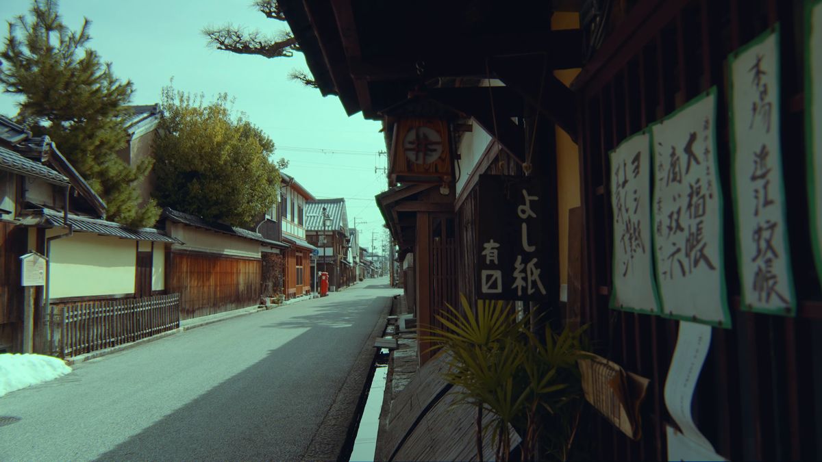 白壁の土蔵が並ぶまっすぐな通り