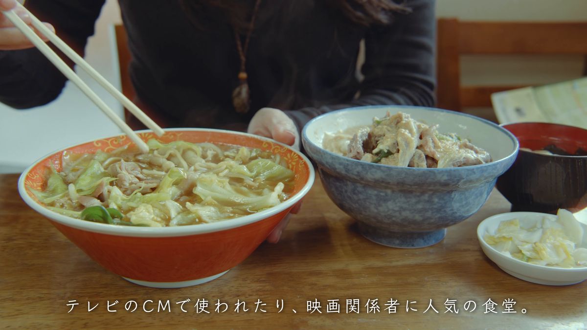 テーブルに並んだカレーラーメンと他人丼と漬物