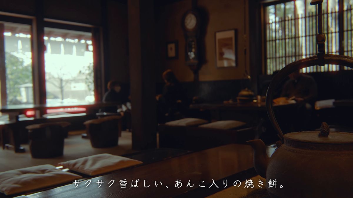 囲炉裏と鉄瓶のある座敷