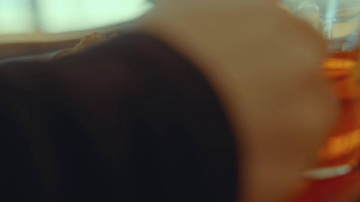 カステラの皿と紅茶のグラス