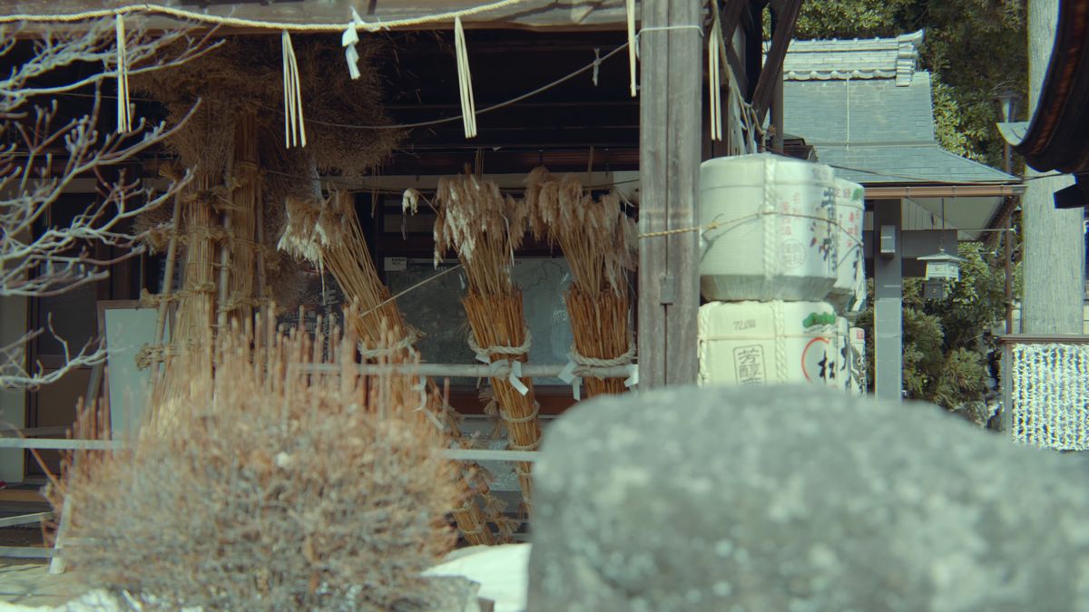 しめ縄と藁飾りの下がる神社の鳥居