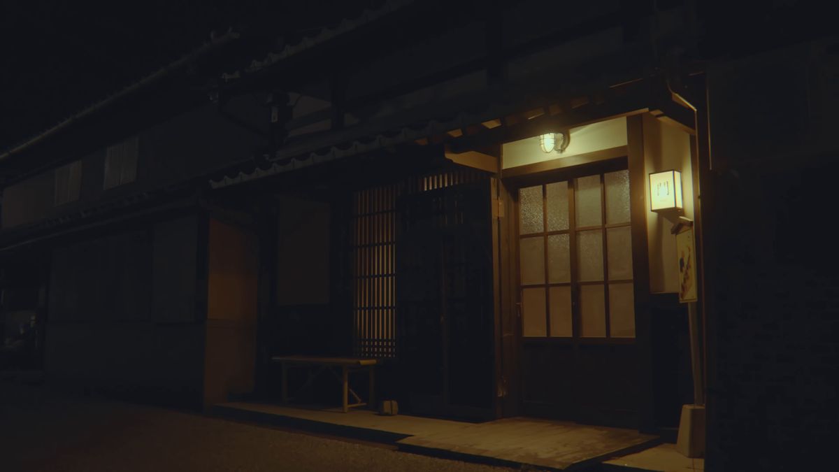 まな板できゅうりを薄く切る手元