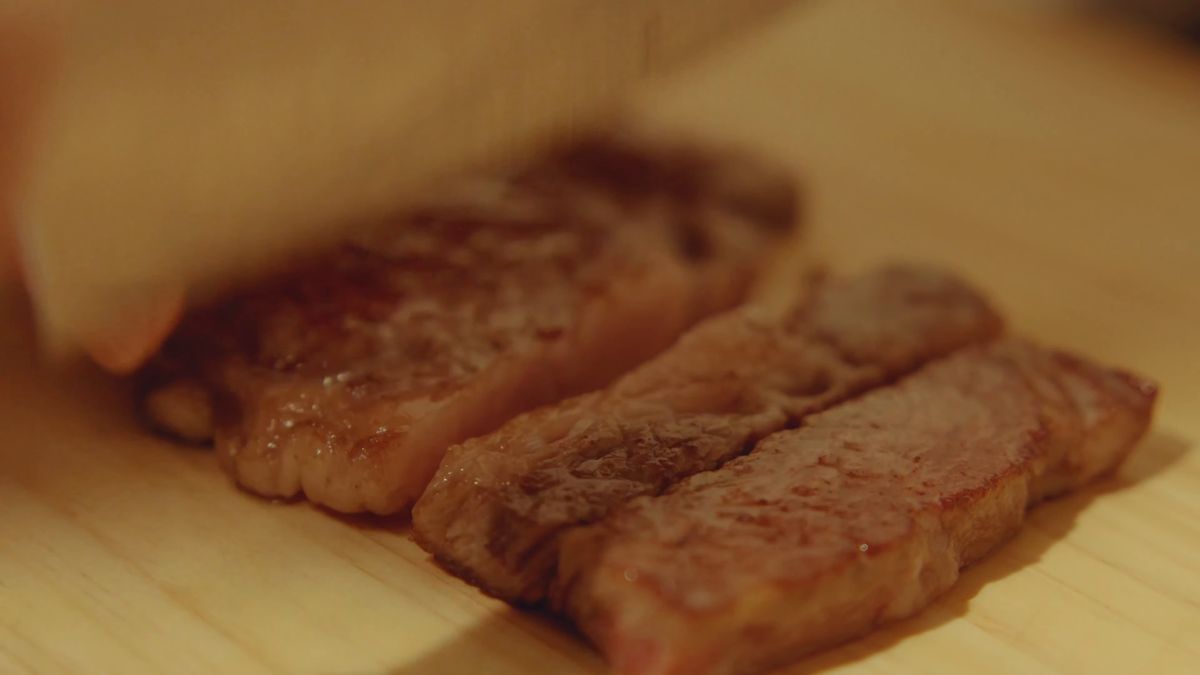 切り分けた近江牛のステーキ