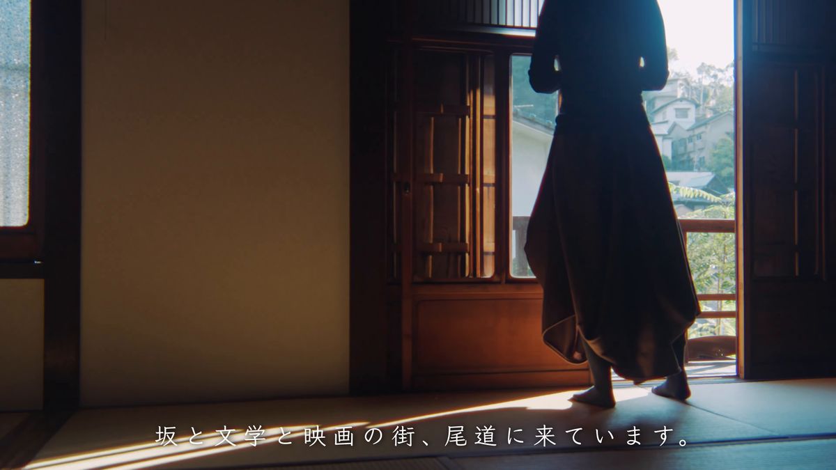 縁側の戸を開けて外を眺める後ろ姿