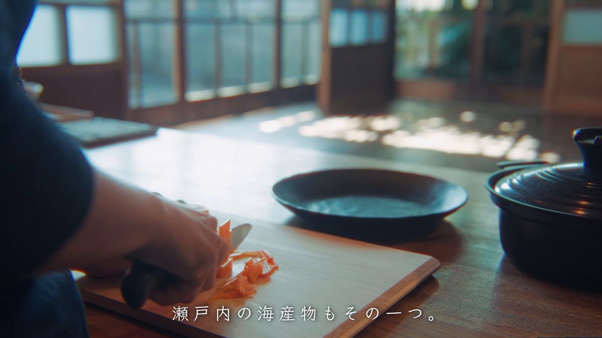 黒い皿と鍋を置いた台所での支度