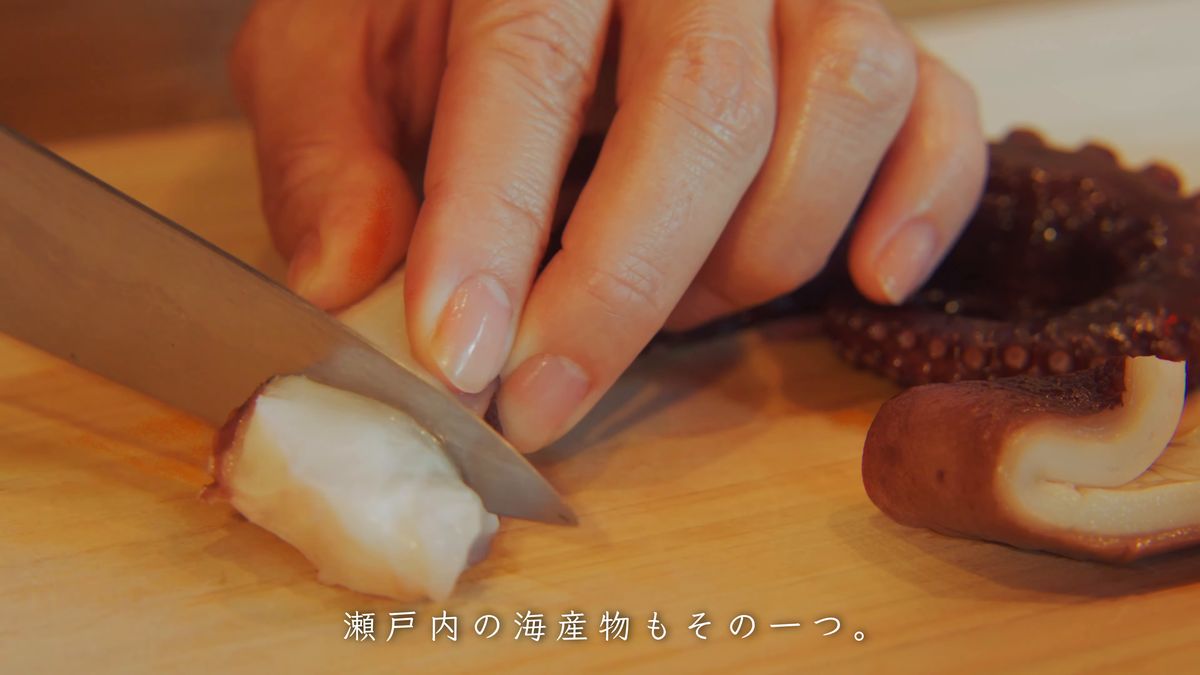 ゆでた蛸の足を包丁で切る手元