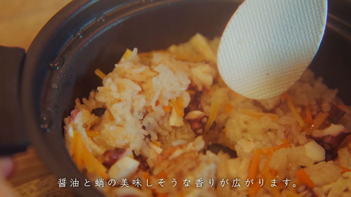 鍋の中の蛸と人参の炊き込みご飯