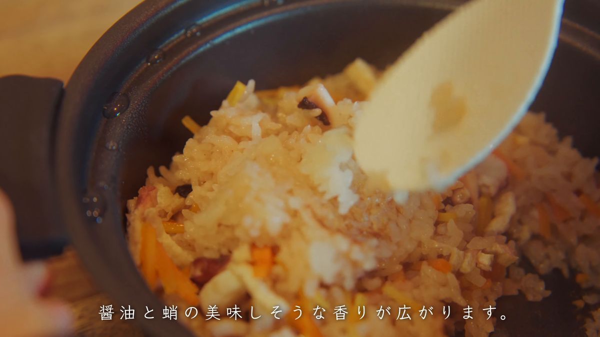 しゃもじですくい上げたタコ飯