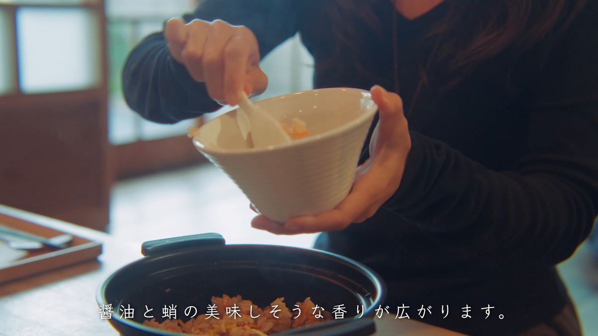 白い茶碗にタコ飯をよそう手元