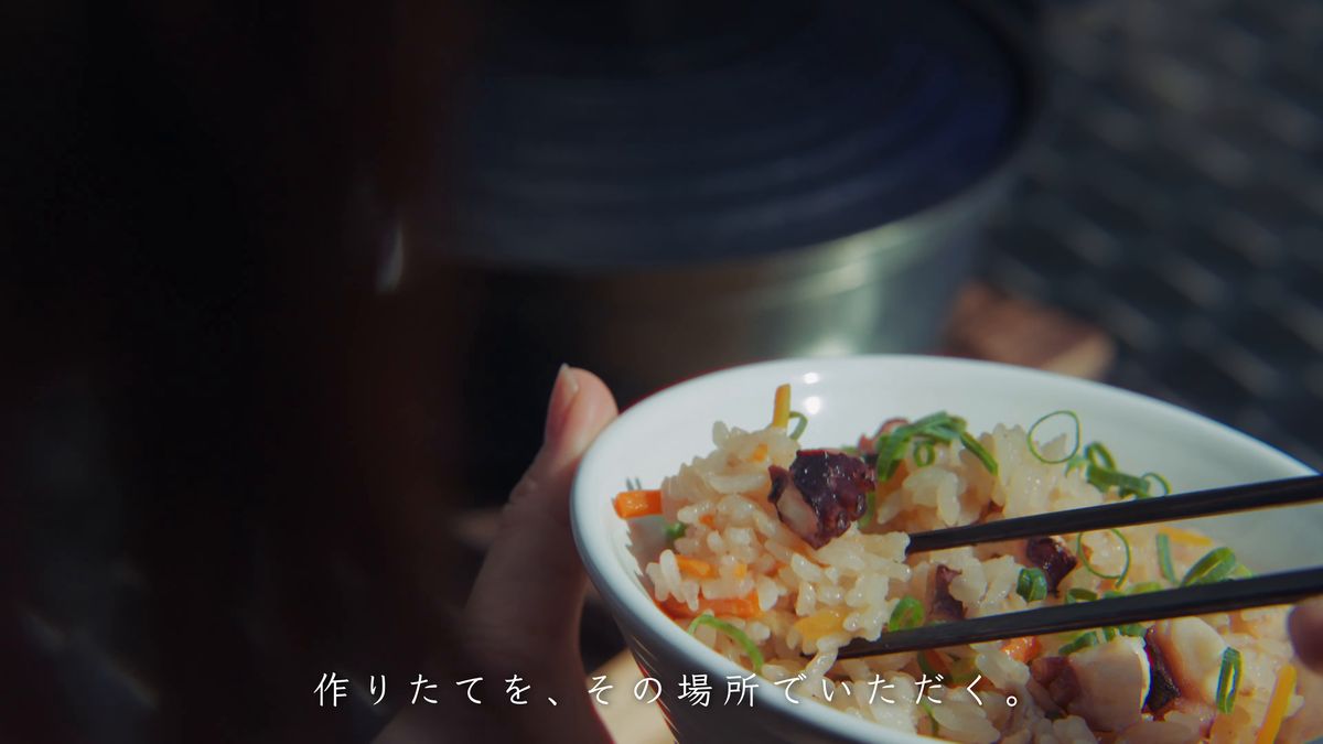 箸でつまんだタコ飯