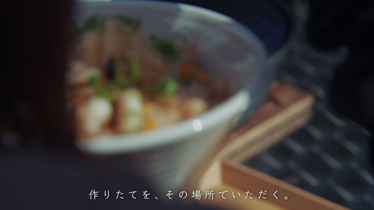 手に持った茶碗のタコ飯