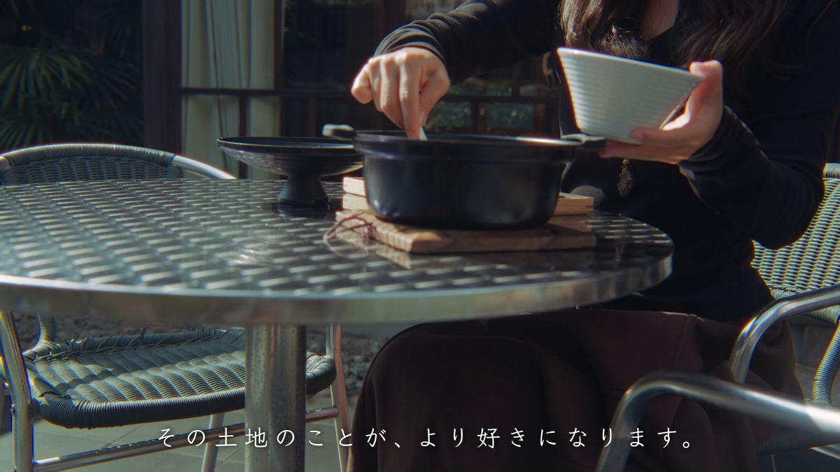 縁側の丸いテーブルに置いた鍋からよそう