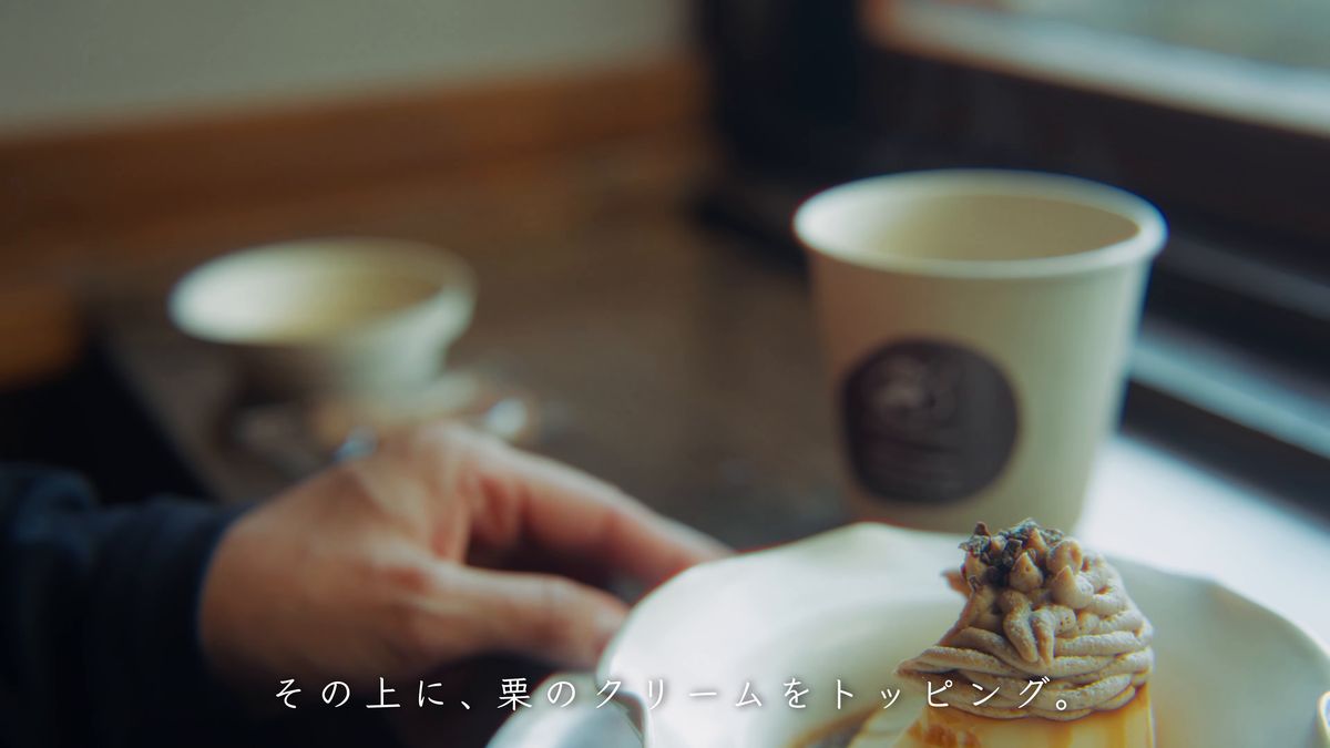 テーブルのプリンと紙コップのコーヒー