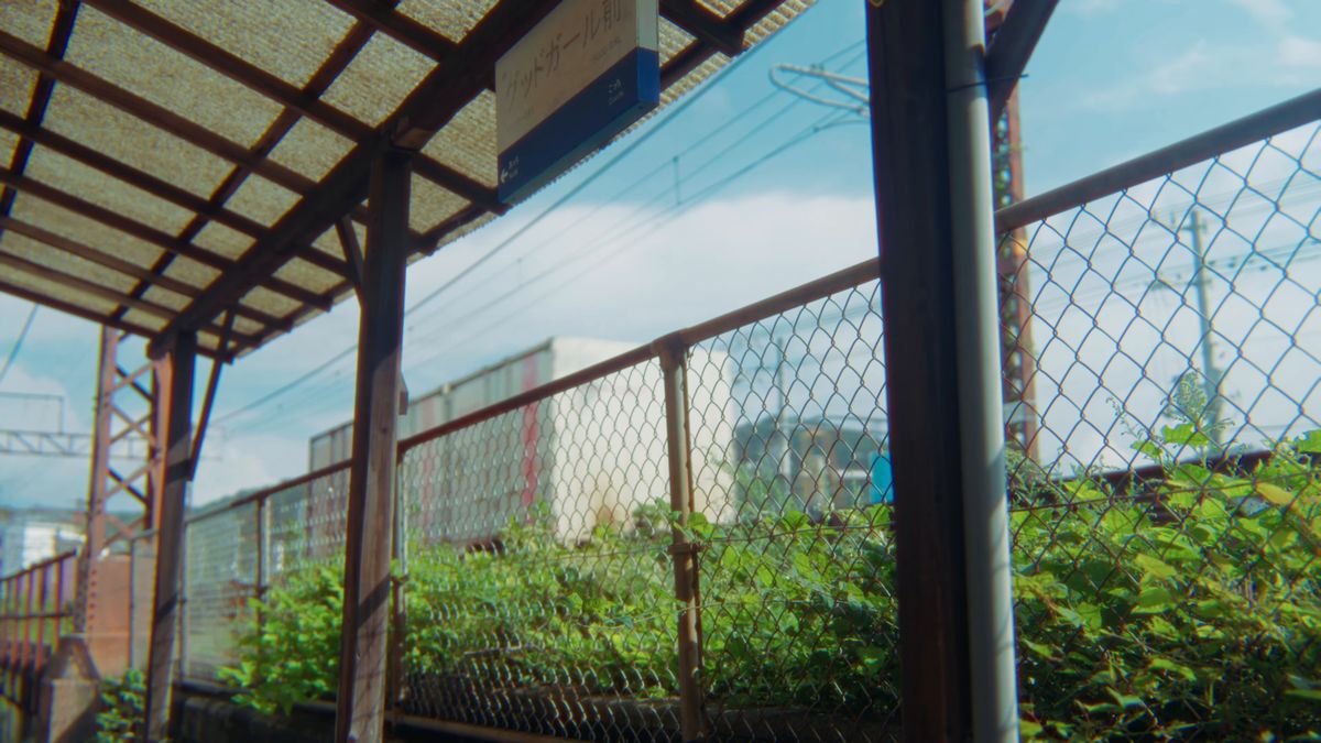 軒先のテラスの柵と線路の架線