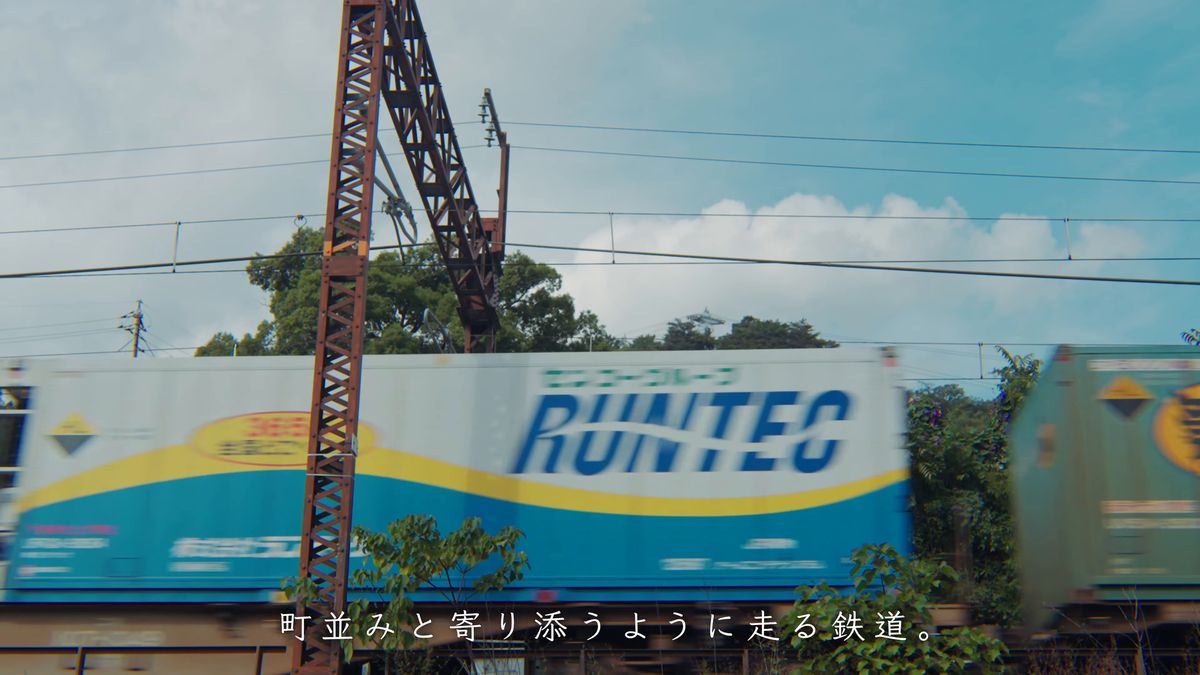 青いコンテナを積んだ貨物列車