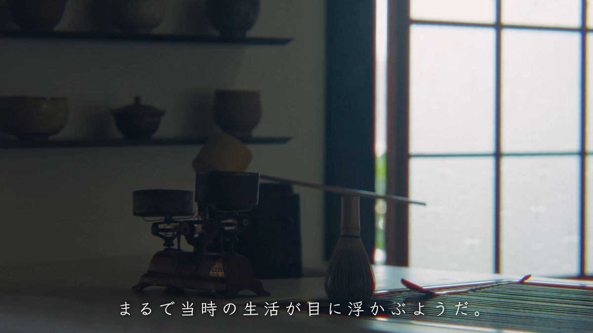 棚の茶碗と小さな天秤ばかり、茶筅