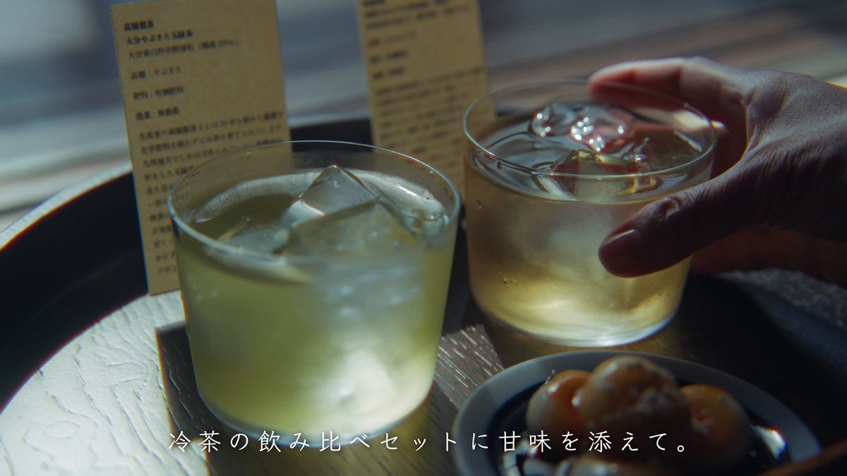 白い暖簾の日本茶の店