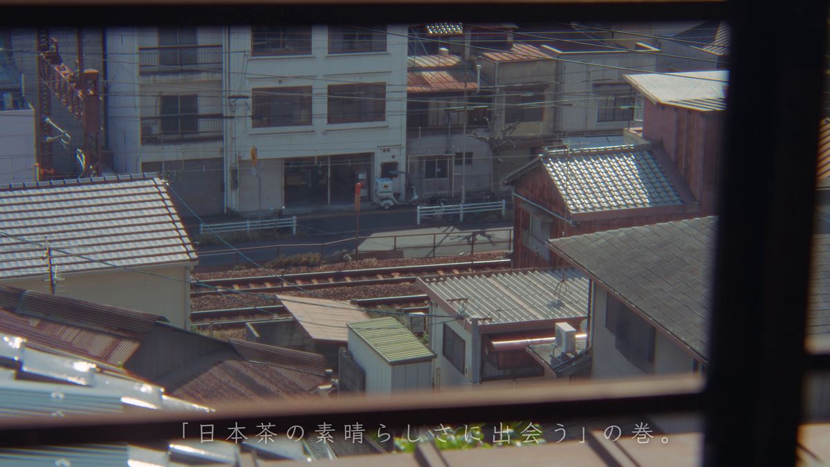 店の窓から見える家並みの屋根