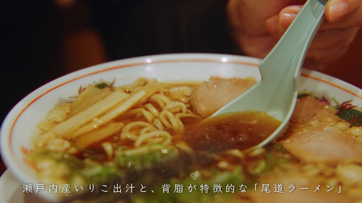レンゲですくう背脂の浮いた醤油スープ