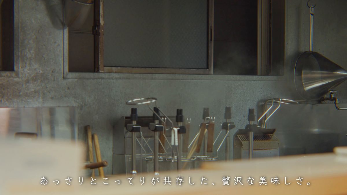 湯気の上がる厨房に並ぶ湯切りの籠