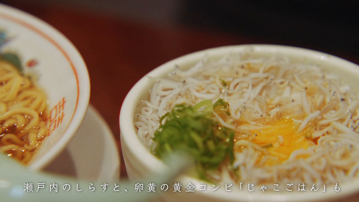 しらすと卵黄をのせたじゃこごはんの器