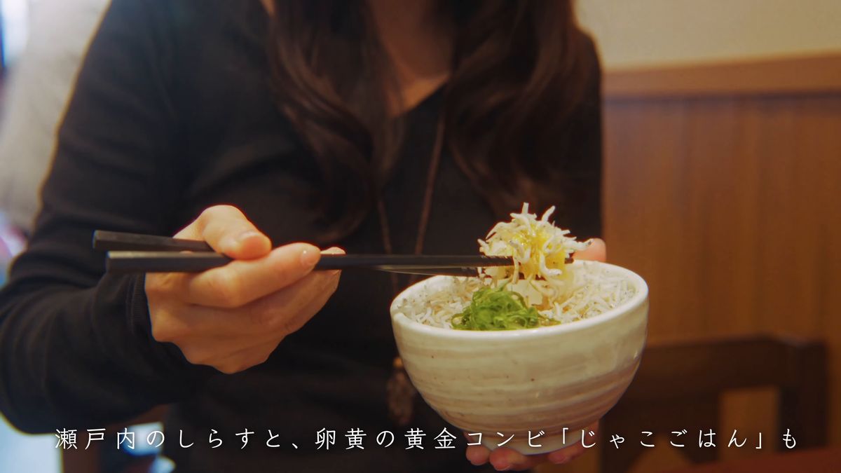 じゃこごはんを箸で口に運ぶ手元