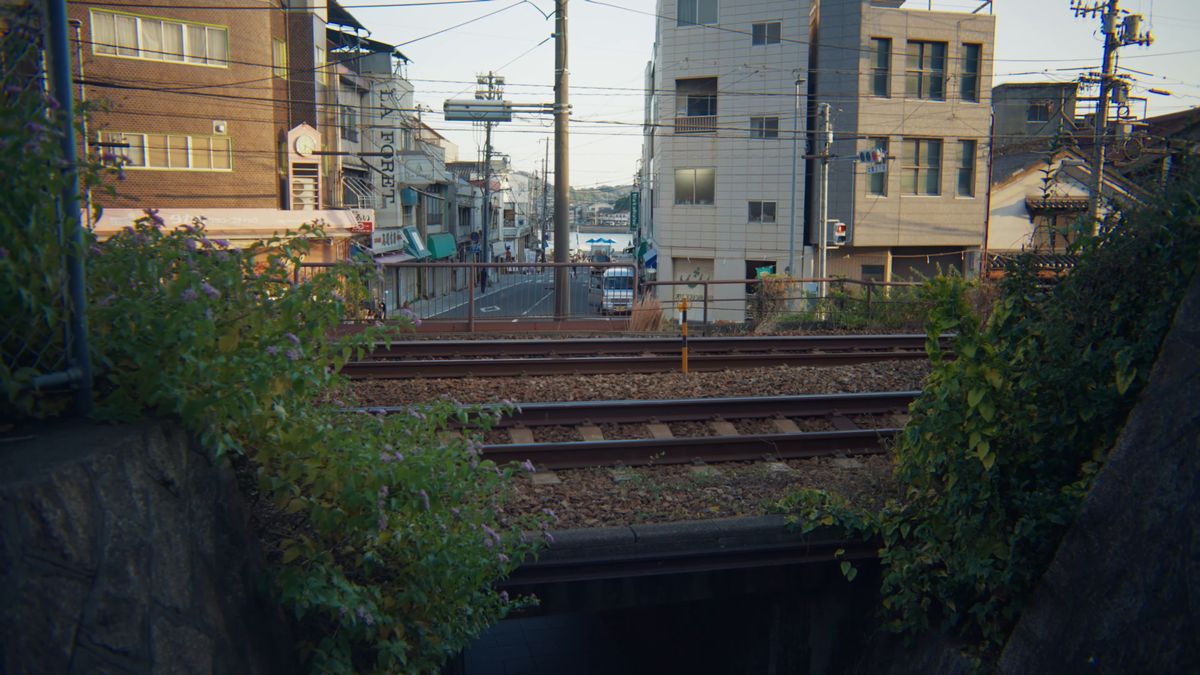 線路の向こうに広がる駅前の街並み